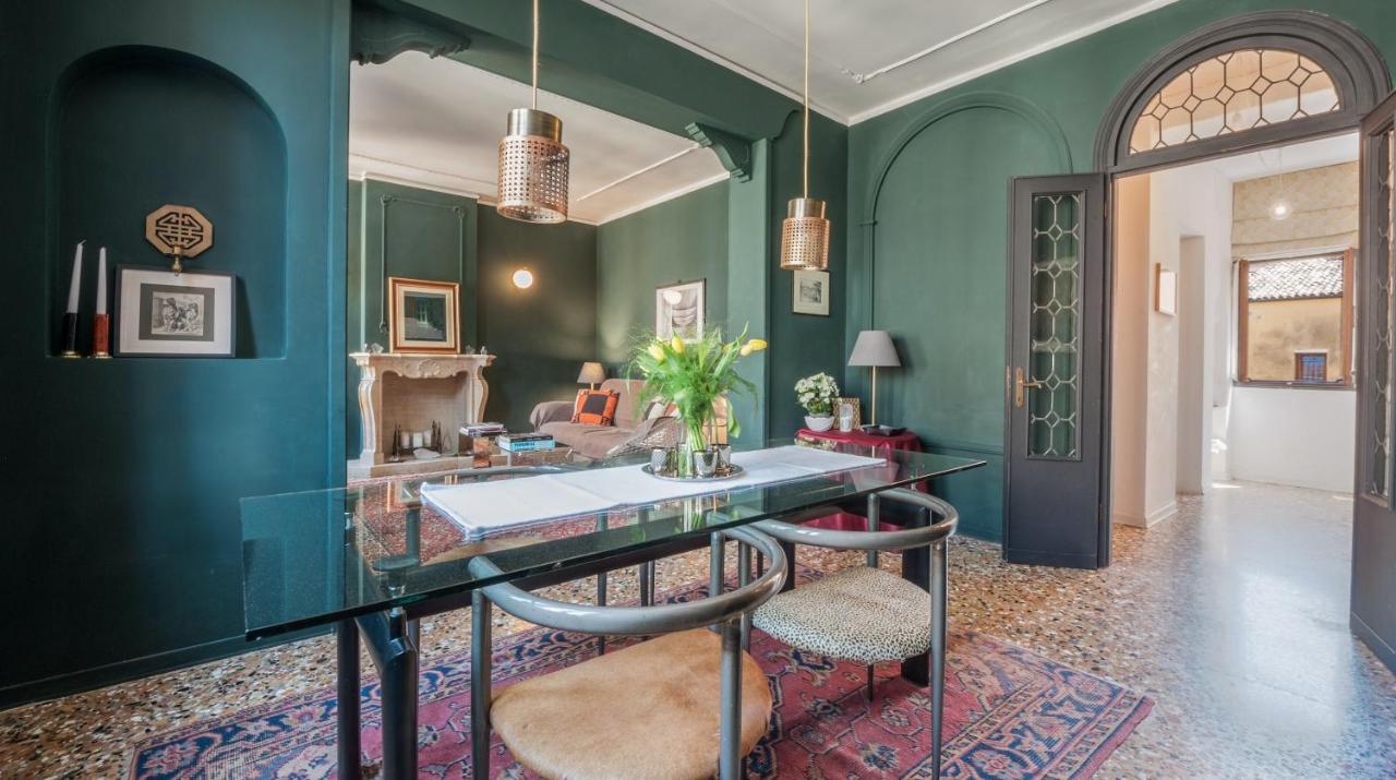 Stylish Renovated Apartment In The Heart Of The City Venecia Exterior foto