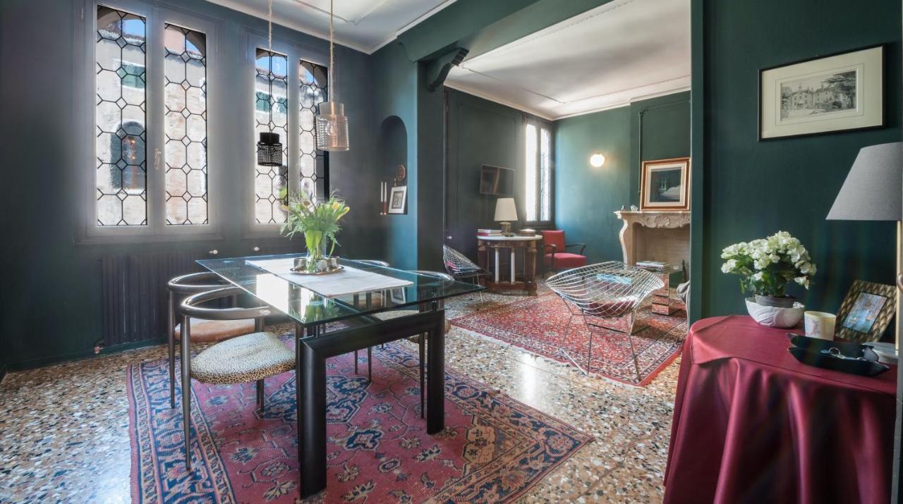 Stylish Renovated Apartment In The Heart Of The City Venecia Exterior foto