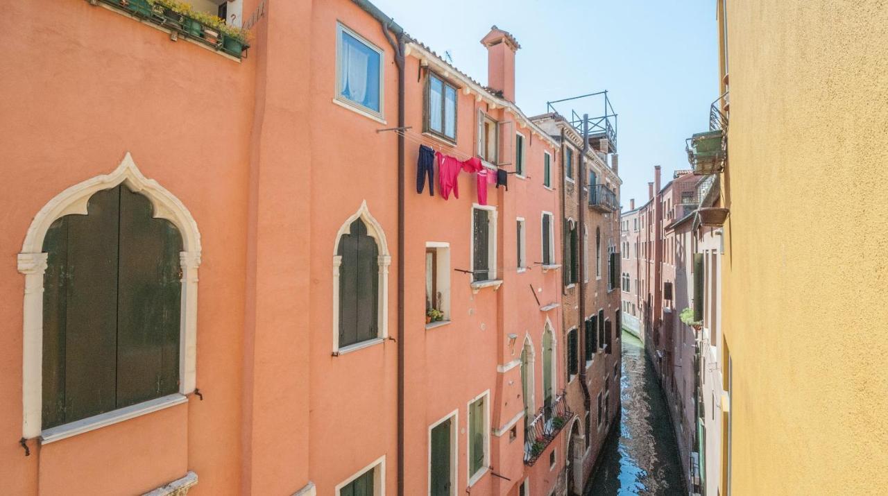 Stylish Renovated Apartment In The Heart Of The City Venecia Exterior foto