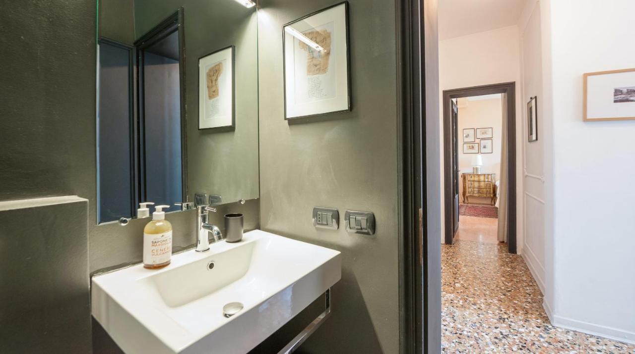 Stylish Renovated Apartment In The Heart Of The City Venecia Exterior foto